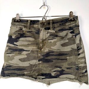 2000s Camo - Low Rise Mini Skirt EXPRESS